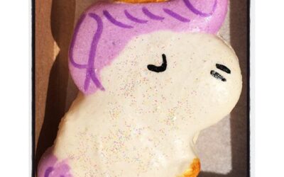 It's a unicorn macaroon from @decoeurbakeshop ! #girrlpower #unicorn #foodporn #macaroons