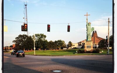 Why yes that is the Statue of Liberty holding a cross in Memphis. Just going to let this one speak for itself. #creativelife #iphoneography #theiphonephotographer #cantmakethisup