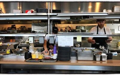 Seat with a view. Chefs at work @momofukudc during dinner. #aejmc18 #academiclife #meekjourno